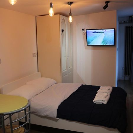Self Contained, Double Bed Studio, Private Kitchen, Private Bath, Walking Distance To Harry Potter Watford  Extérieur photo