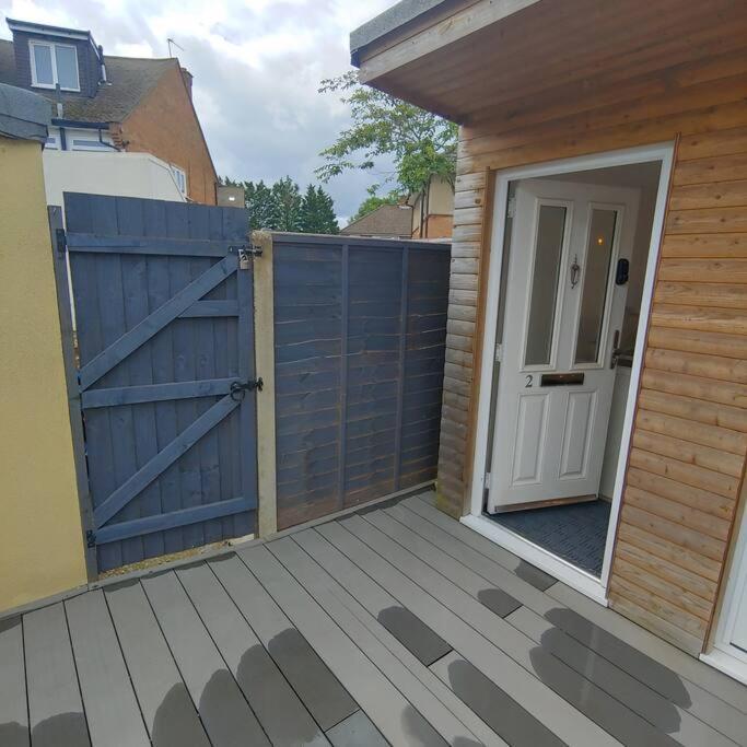 Self Contained, Double Bed Studio, Private Kitchen, Private Bath, Walking Distance To Harry Potter Watford  Extérieur photo