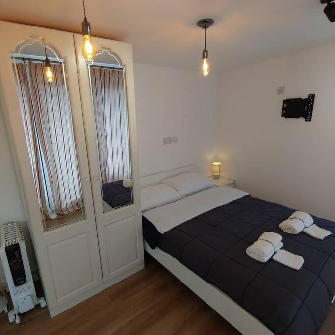 Self Contained, Double Bed Studio, Private Kitchen, Private Bath, Walking Distance To Harry Potter Watford  Extérieur photo