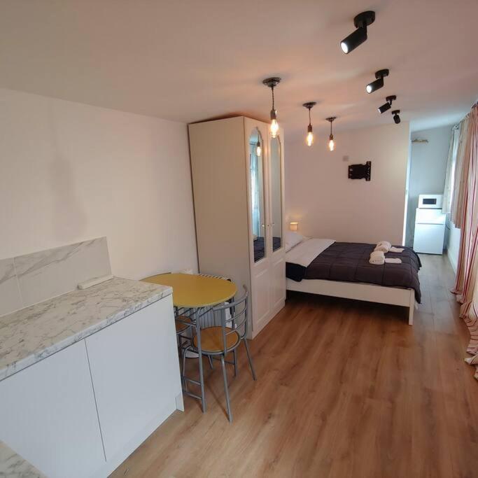 Self Contained, Double Bed Studio, Private Kitchen, Private Bath, Walking Distance To Harry Potter Watford  Extérieur photo