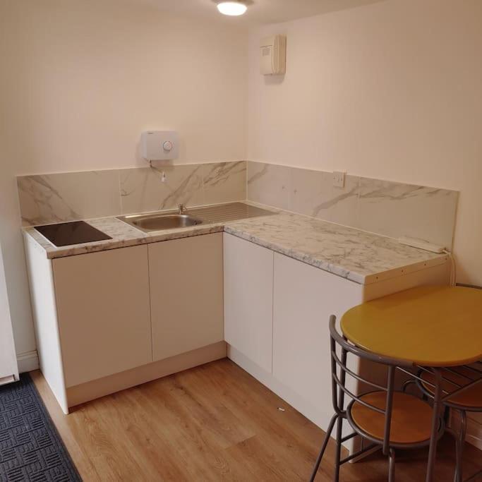 Self Contained, Double Bed Studio, Private Kitchen, Private Bath, Walking Distance To Harry Potter Watford  Extérieur photo