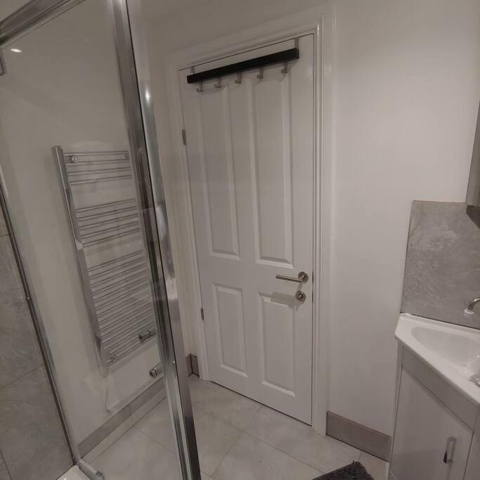 Self Contained, Double Bed Studio, Private Kitchen, Private Bath, Walking Distance To Harry Potter Watford  Extérieur photo