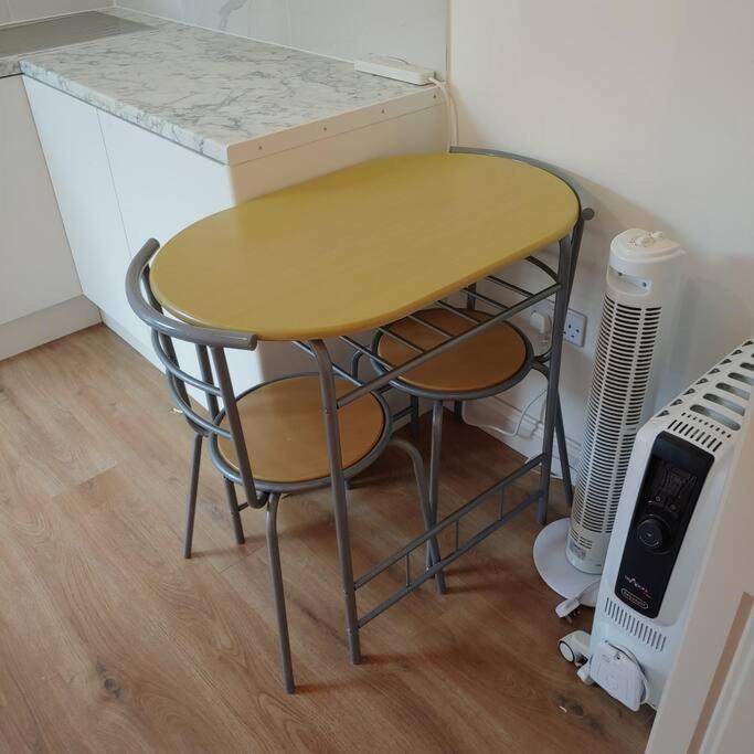 Self Contained, Double Bed Studio, Private Kitchen, Private Bath, Walking Distance To Harry Potter Watford  Extérieur photo