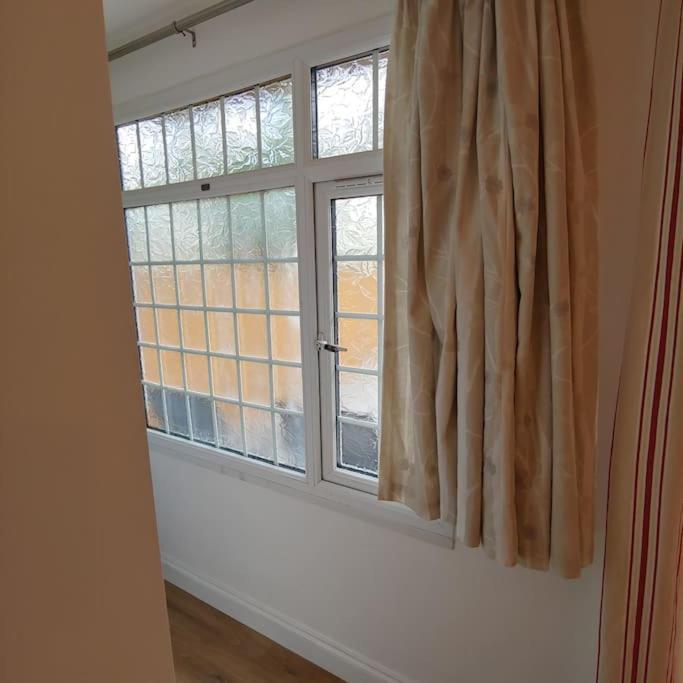 Self Contained, Double Bed Studio, Private Kitchen, Private Bath, Walking Distance To Harry Potter Watford  Extérieur photo