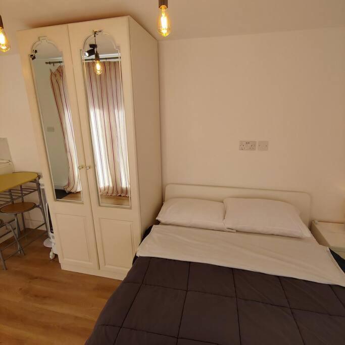 Self Contained, Double Bed Studio, Private Kitchen, Private Bath, Walking Distance To Harry Potter Watford  Extérieur photo