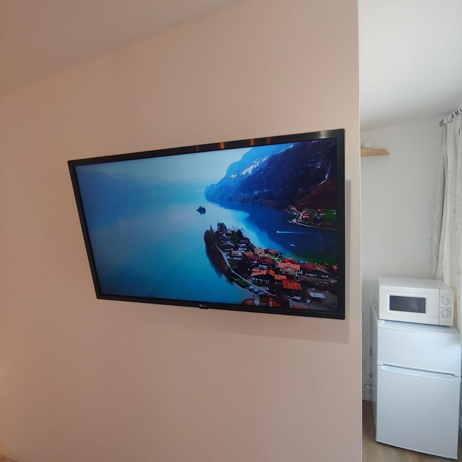 Self Contained, Double Bed Studio, Private Kitchen, Private Bath, Walking Distance To Harry Potter Watford  Extérieur photo