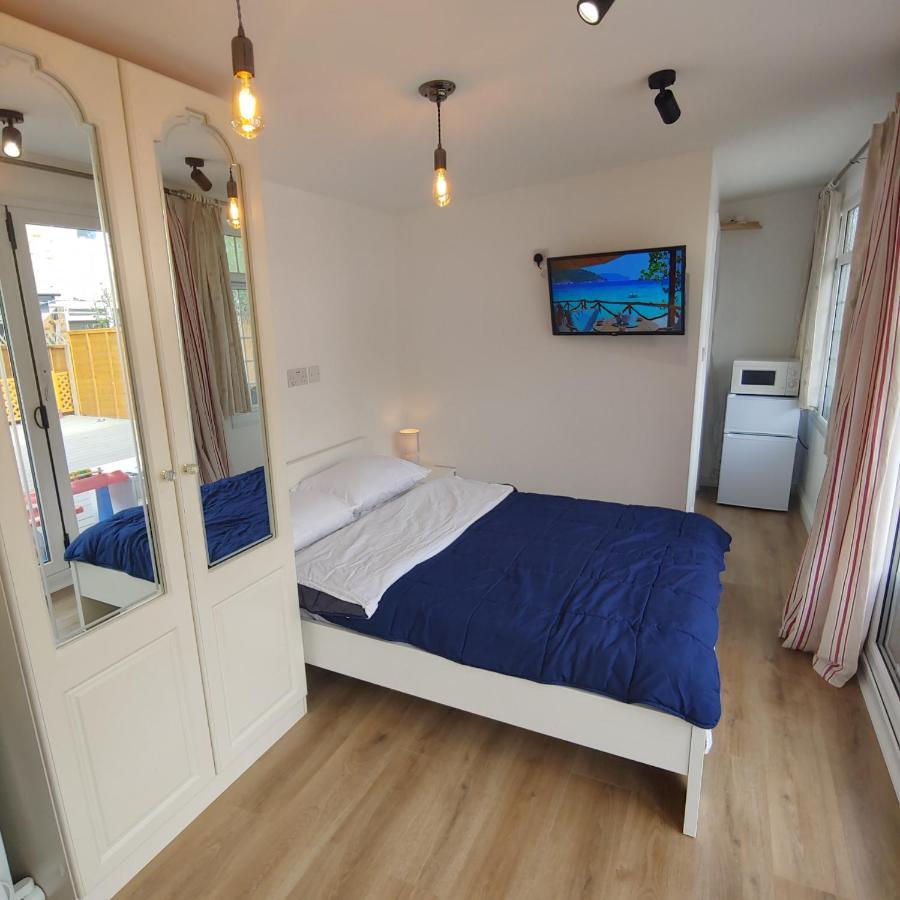Self Contained, Double Bed Studio, Private Kitchen, Private Bath, Walking Distance To Harry Potter Watford  Extérieur photo