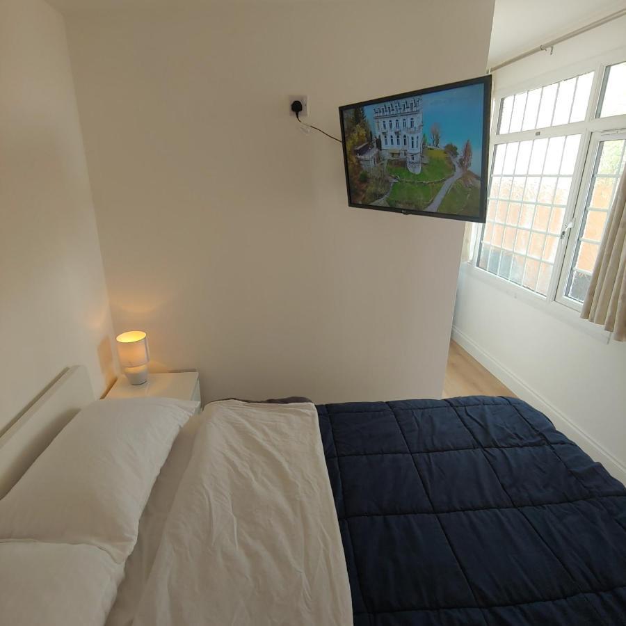 Self Contained, Double Bed Studio, Private Kitchen, Private Bath, Walking Distance To Harry Potter Watford  Extérieur photo
