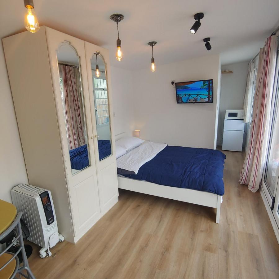 Self Contained, Double Bed Studio, Private Kitchen, Private Bath, Walking Distance To Harry Potter Watford  Extérieur photo