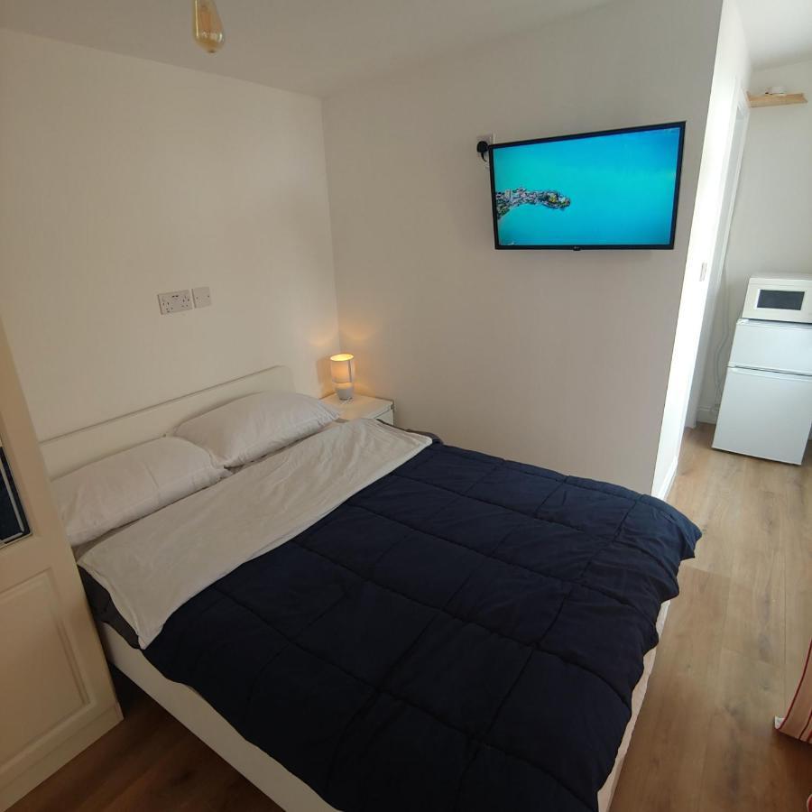 Self Contained, Double Bed Studio, Private Kitchen, Private Bath, Walking Distance To Harry Potter Watford  Extérieur photo