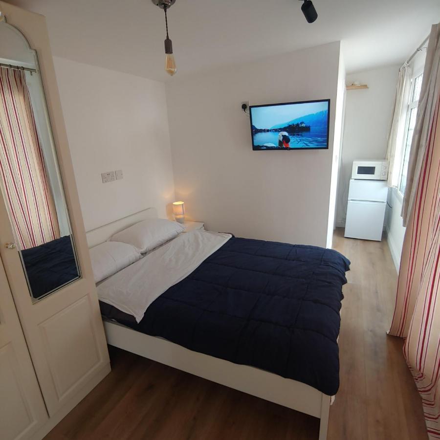 Self Contained, Double Bed Studio, Private Kitchen, Private Bath, Walking Distance To Harry Potter Watford  Extérieur photo