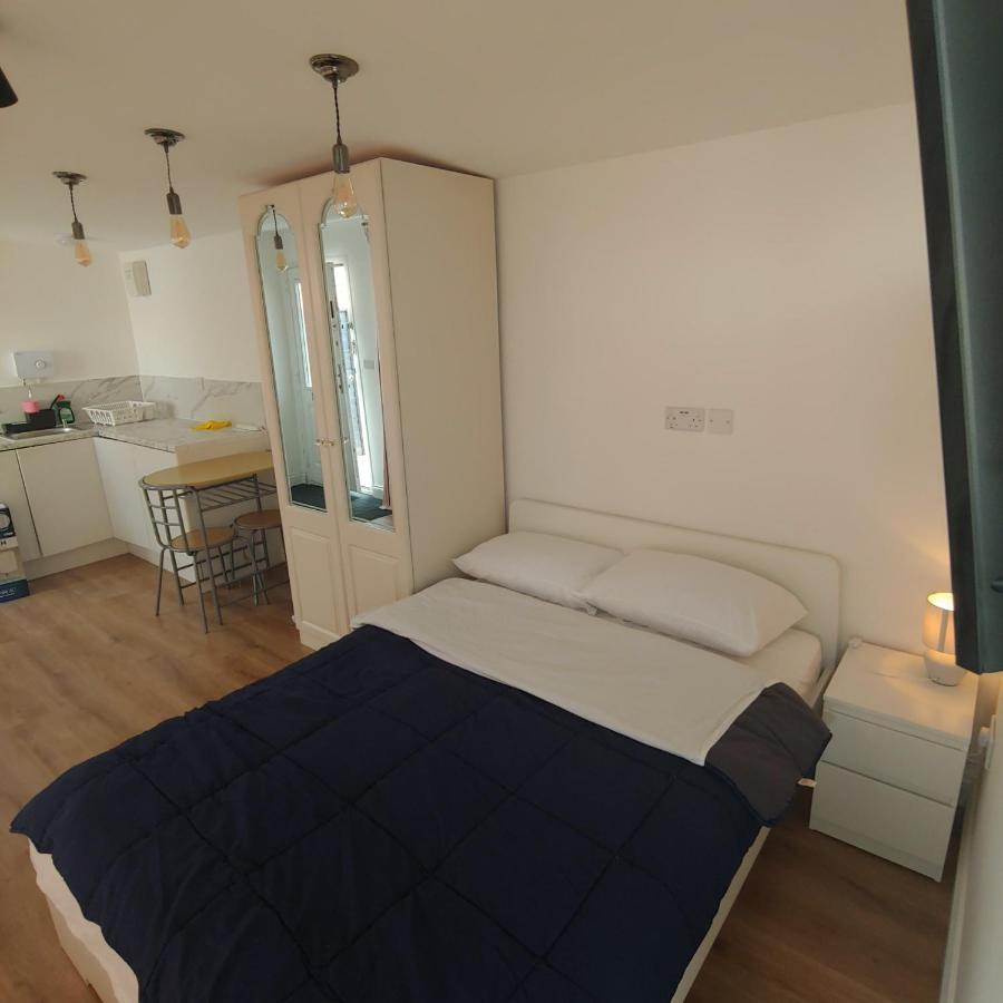 Self Contained, Double Bed Studio, Private Kitchen, Private Bath, Walking Distance To Harry Potter Watford  Extérieur photo