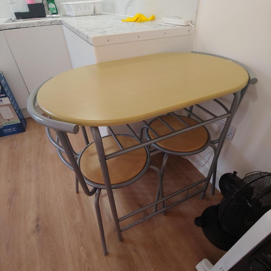 Self Contained, Double Bed Studio, Private Kitchen, Private Bath, Walking Distance To Harry Potter Watford  Extérieur photo