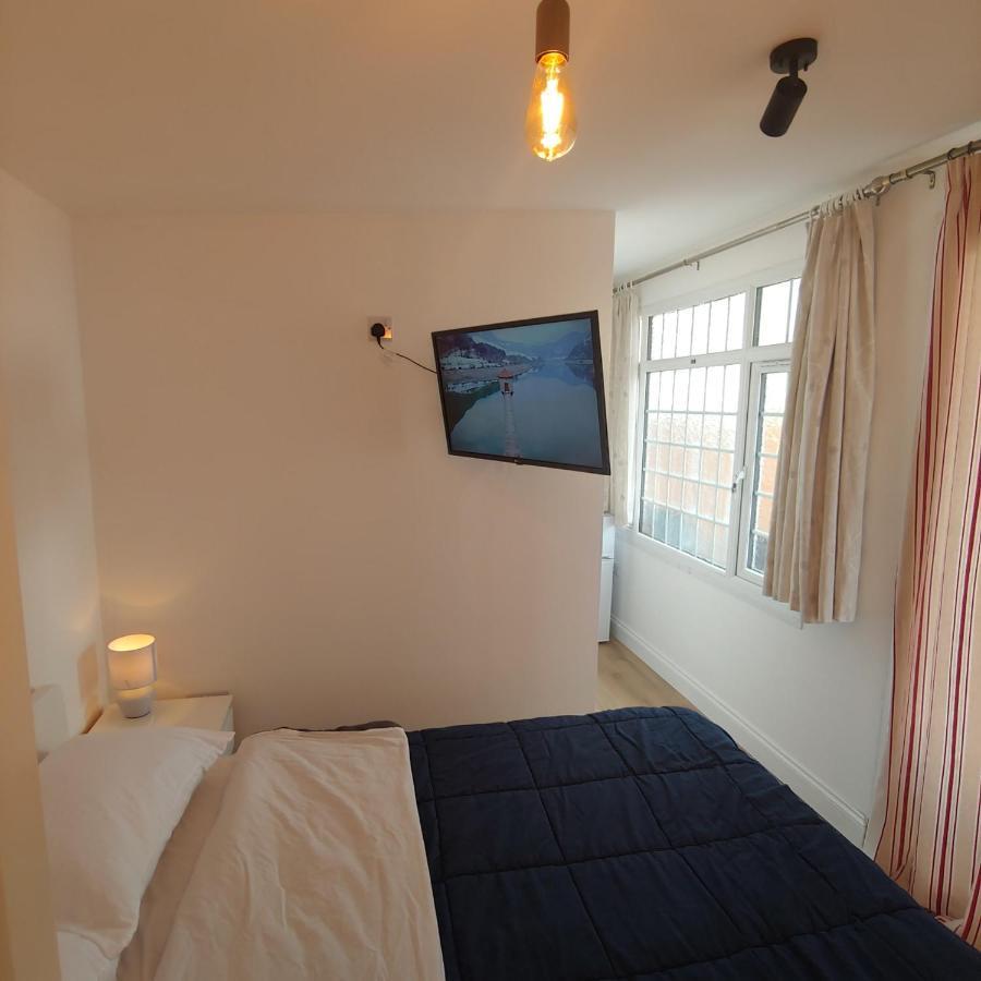 Self Contained, Double Bed Studio, Private Kitchen, Private Bath, Walking Distance To Harry Potter Watford  Extérieur photo