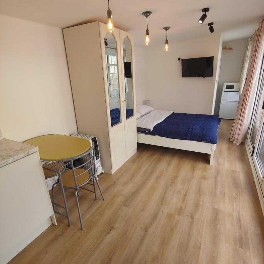 Self Contained, Double Bed Studio, Private Kitchen, Private Bath, Walking Distance To Harry Potter Watford  Extérieur photo