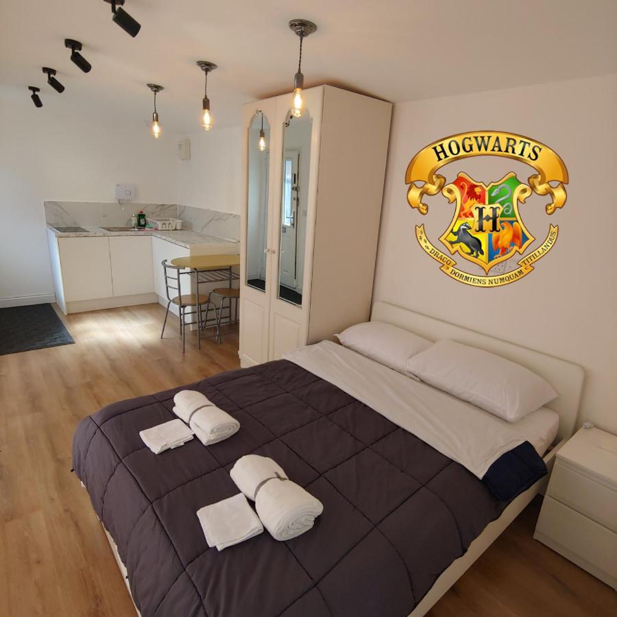 Self Contained, Double Bed Studio, Private Kitchen, Private Bath, Walking Distance To Harry Potter Watford  Extérieur photo