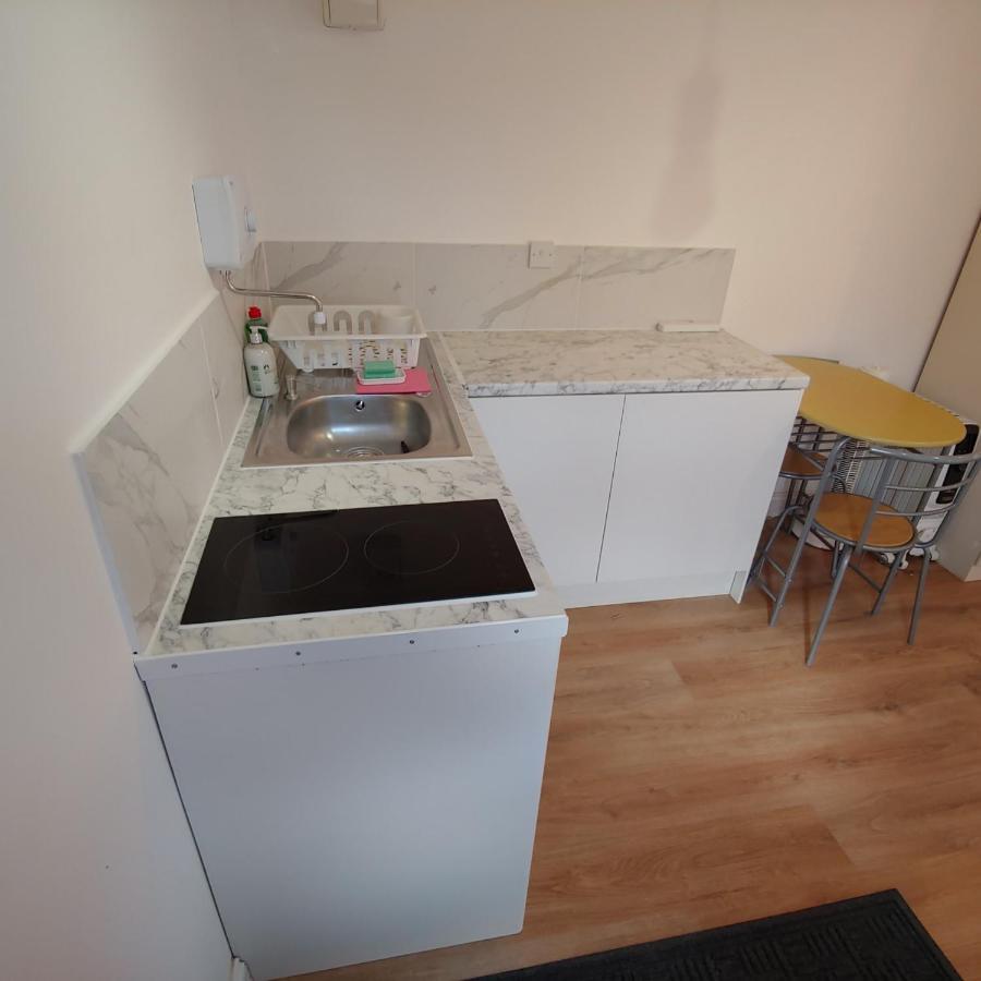 Self Contained, Double Bed Studio, Private Kitchen, Private Bath, Walking Distance To Harry Potter Watford  Extérieur photo