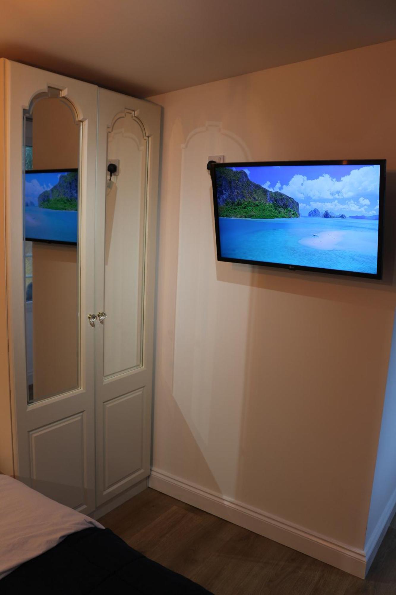 Self Contained, Double Bed Studio, Private Kitchen, Private Bath, Walking Distance To Harry Potter Watford  Extérieur photo