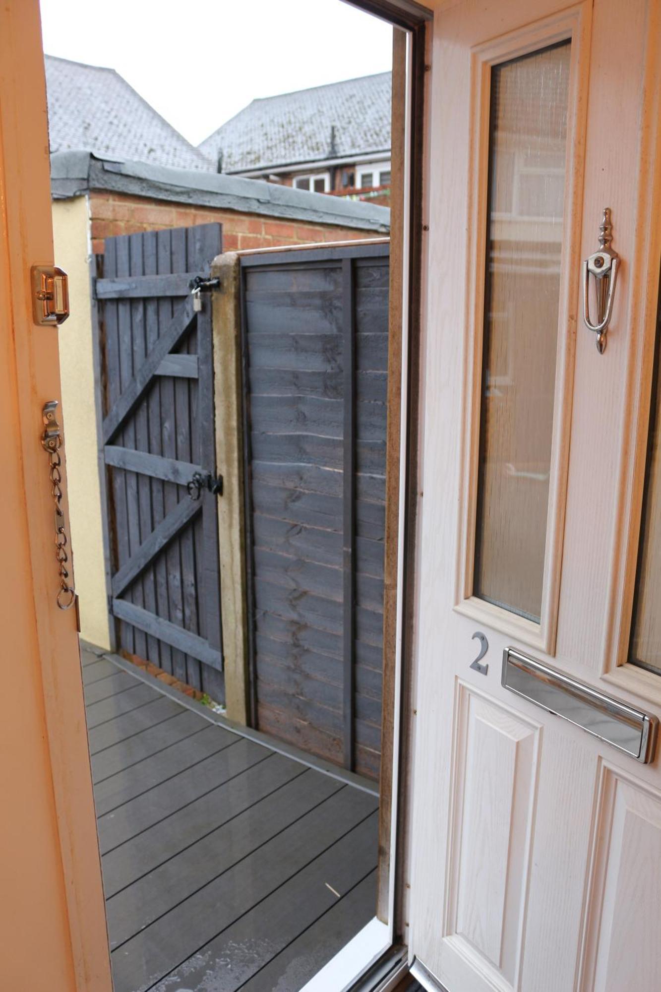 Self Contained, Double Bed Studio, Private Kitchen, Private Bath, Walking Distance To Harry Potter Watford  Extérieur photo