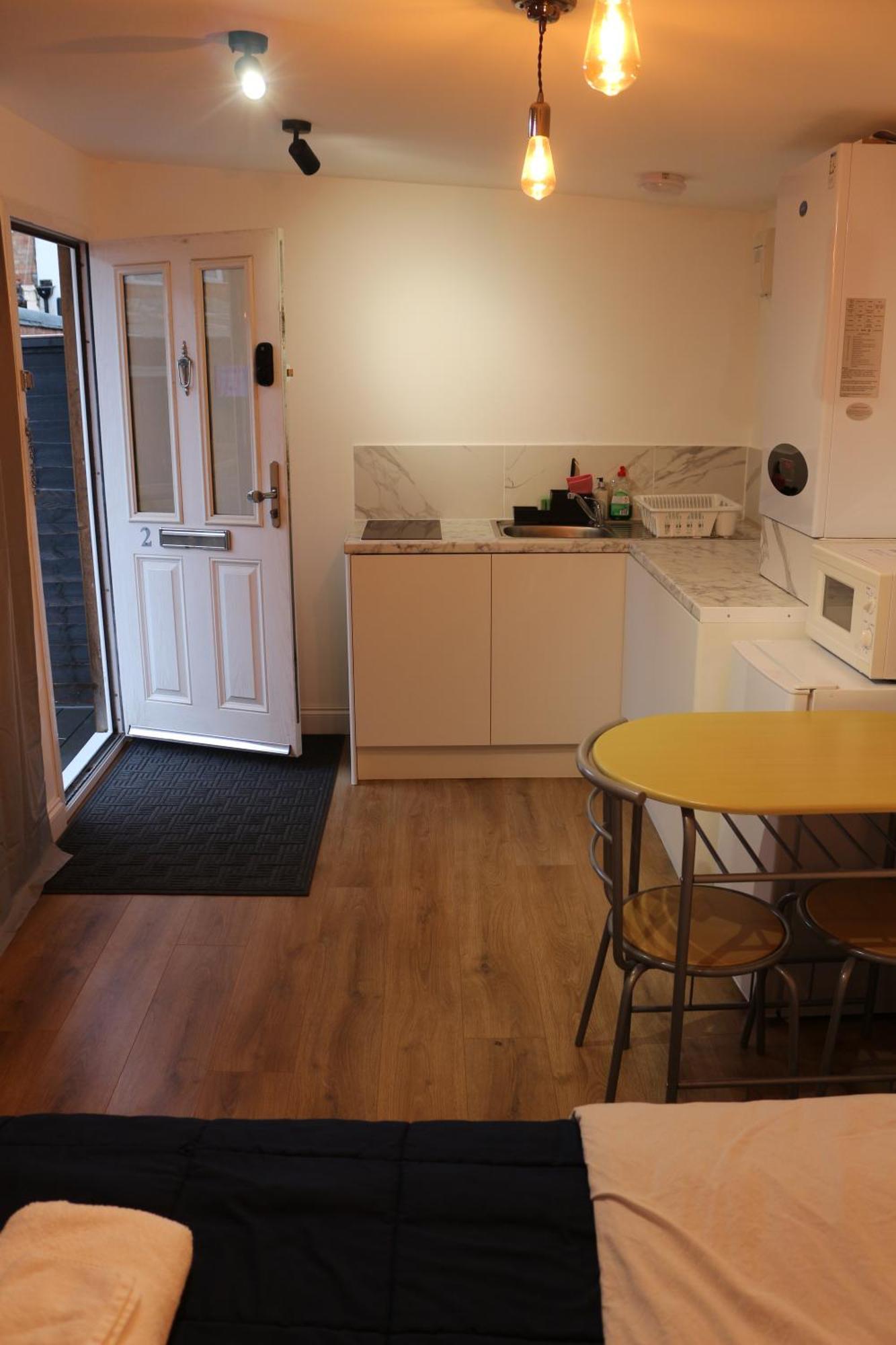 Self Contained, Double Bed Studio, Private Kitchen, Private Bath, Walking Distance To Harry Potter Watford  Extérieur photo