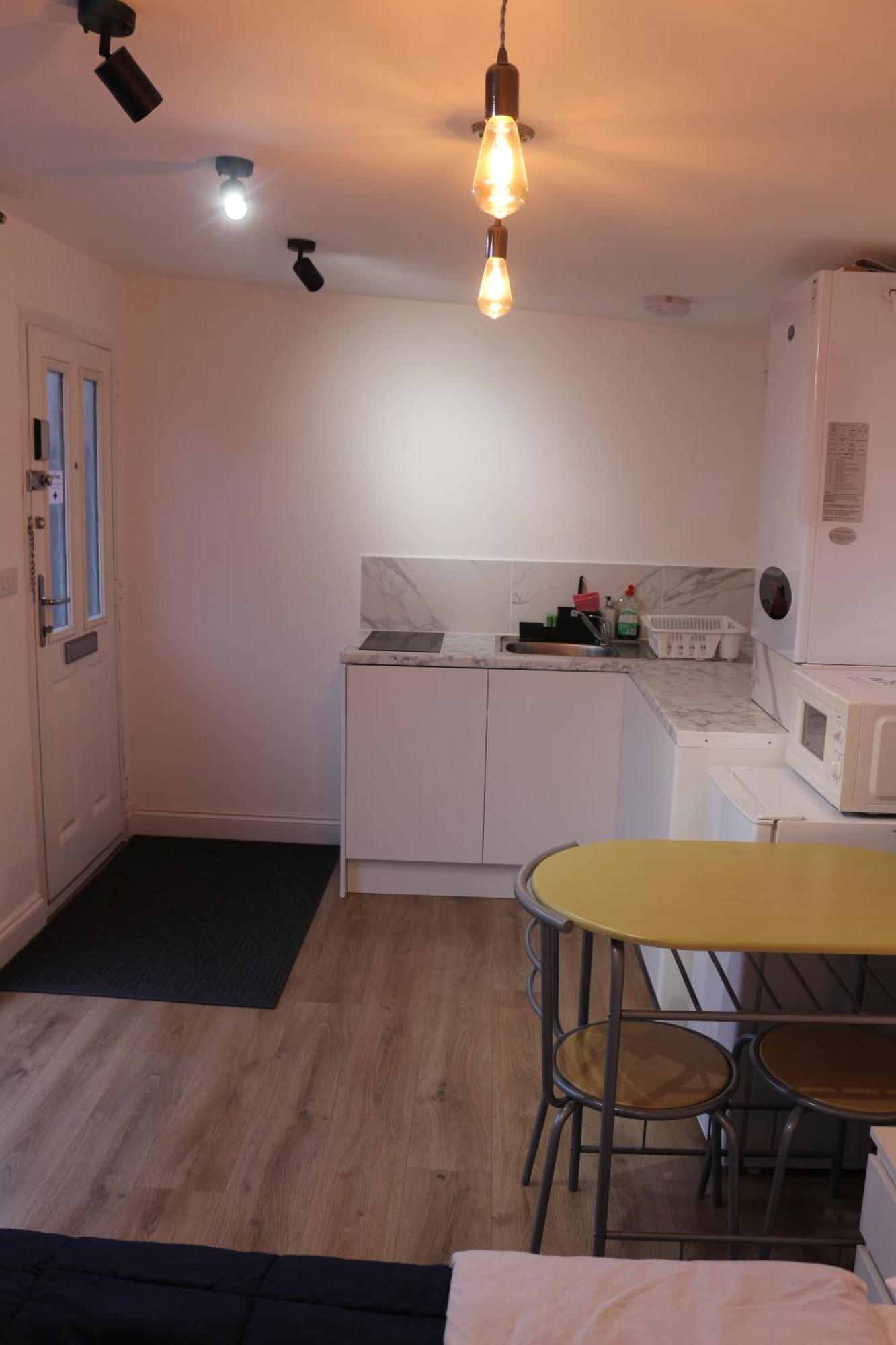 Self Contained, Double Bed Studio, Private Kitchen, Private Bath, Walking Distance To Harry Potter Watford  Extérieur photo