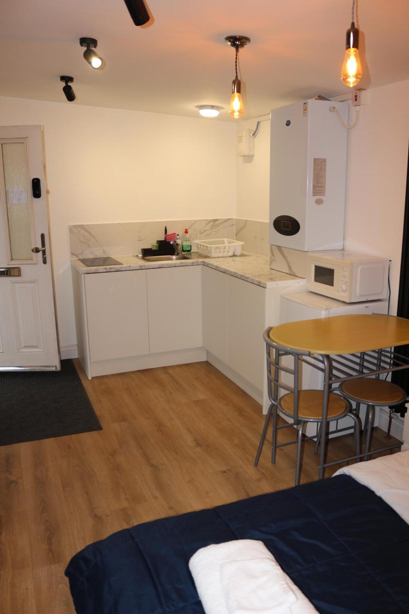 Self Contained, Double Bed Studio, Private Kitchen, Private Bath, Walking Distance To Harry Potter Watford  Extérieur photo