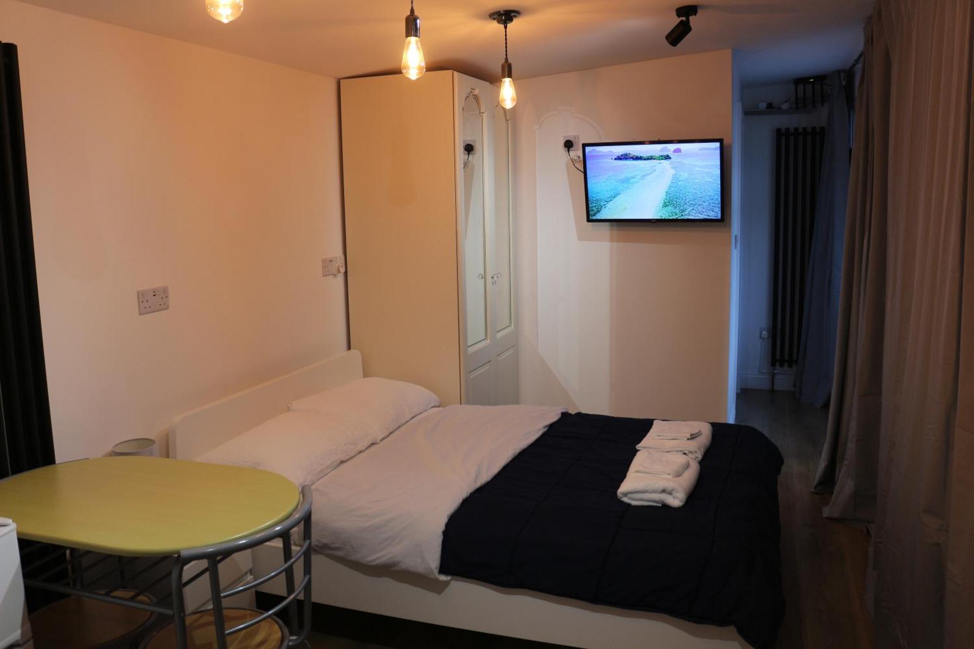 Self Contained, Double Bed Studio, Private Kitchen, Private Bath, Walking Distance To Harry Potter Watford  Extérieur photo