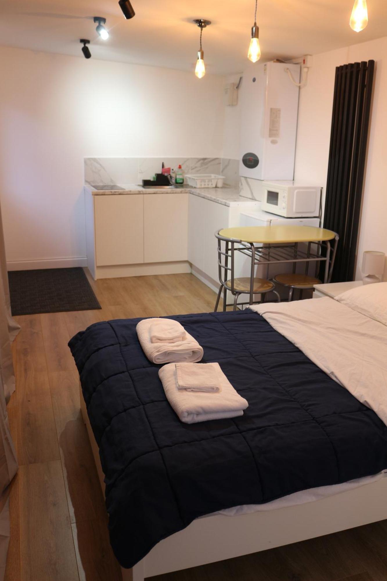Self Contained, Double Bed Studio, Private Kitchen, Private Bath, Walking Distance To Harry Potter Watford  Extérieur photo