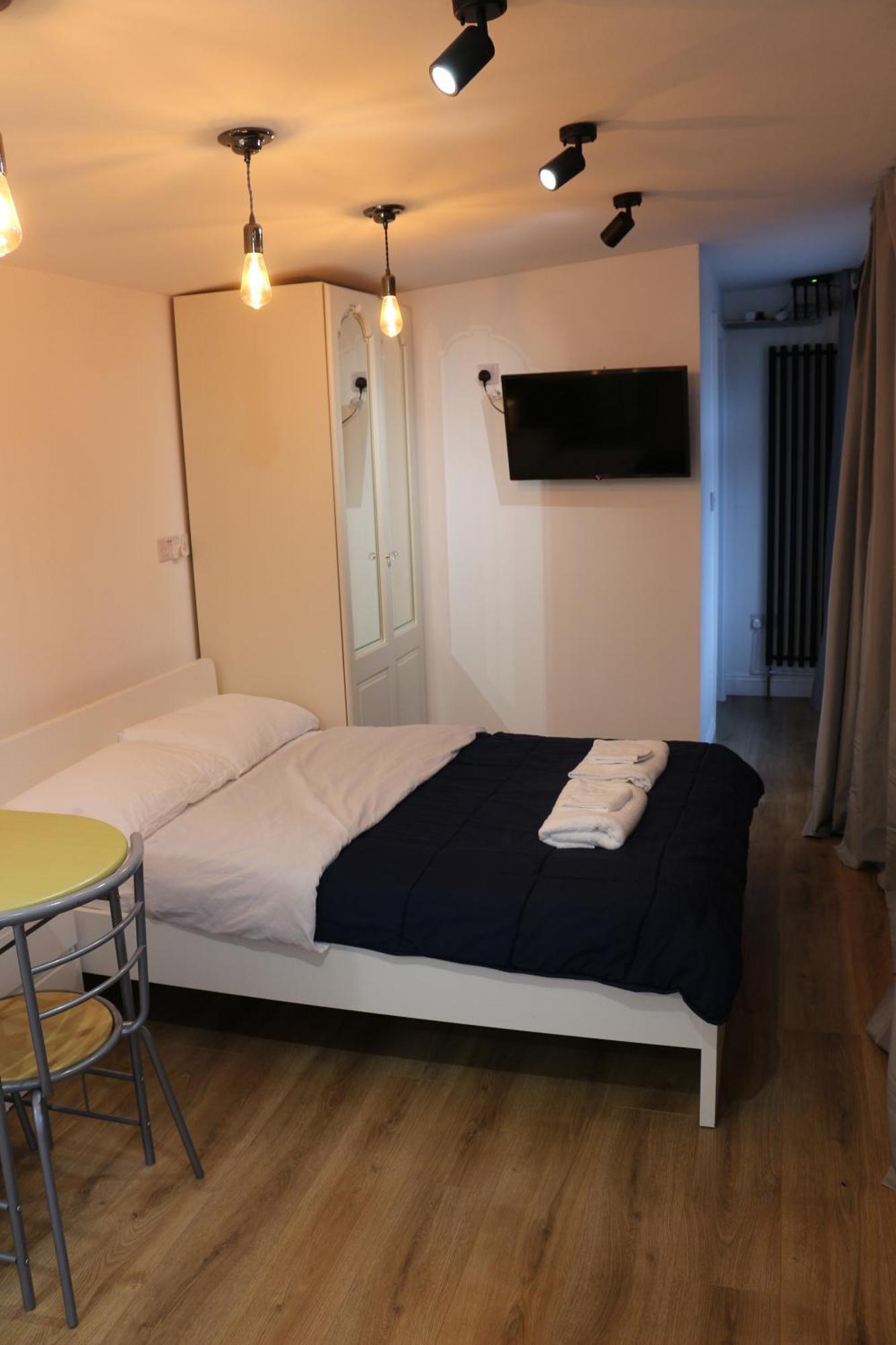 Self Contained, Double Bed Studio, Private Kitchen, Private Bath, Walking Distance To Harry Potter Watford  Extérieur photo
