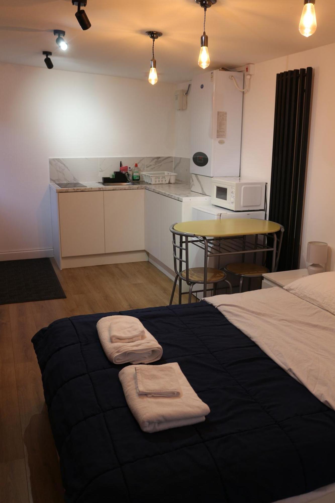 Self Contained, Double Bed Studio, Private Kitchen, Private Bath, Walking Distance To Harry Potter Watford  Extérieur photo